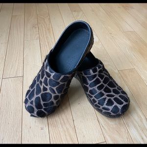Sanita size 39 Giraffe Print Clogs